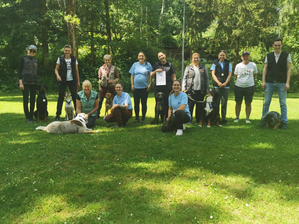 Gruppenbild der Teilnehmer und Trainer der Begleithundeprüfung 2024 im VfH Wiesbaden