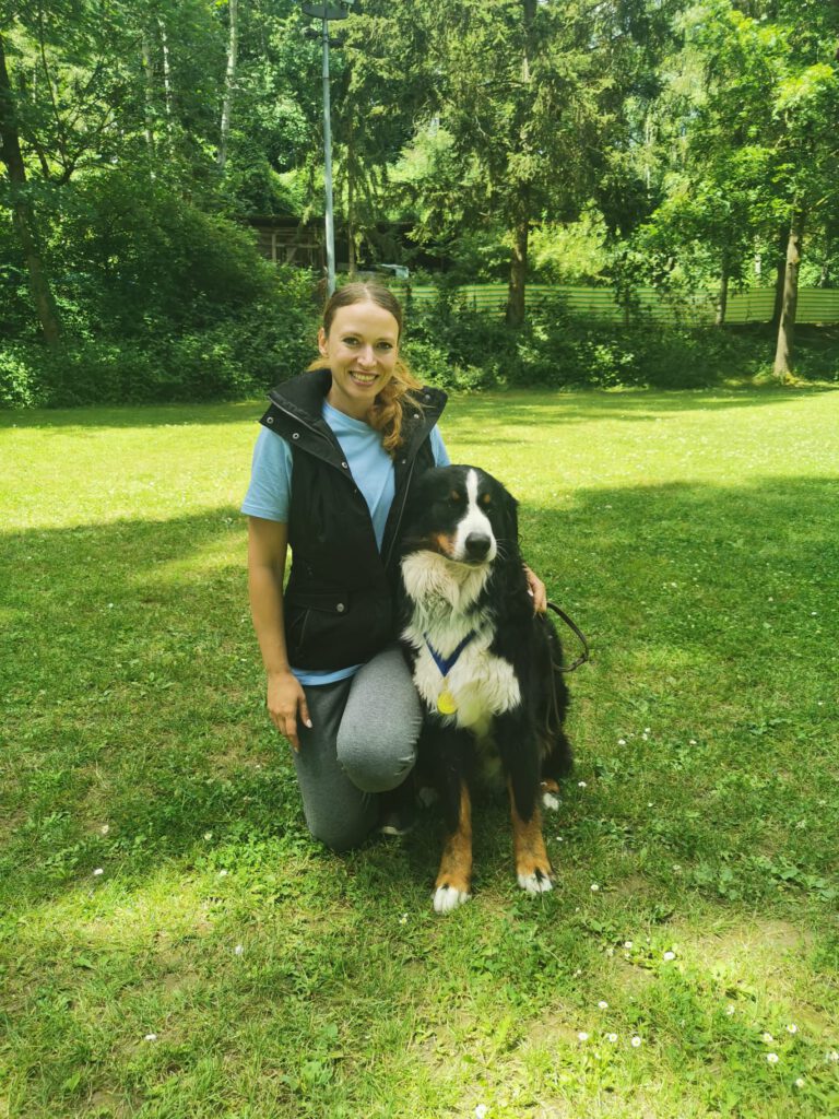 Teilnehmerin der Begleithundeprüfung im Verein für Hundesport Rhein-Main-Taunus e.V. neben ihrem Hund