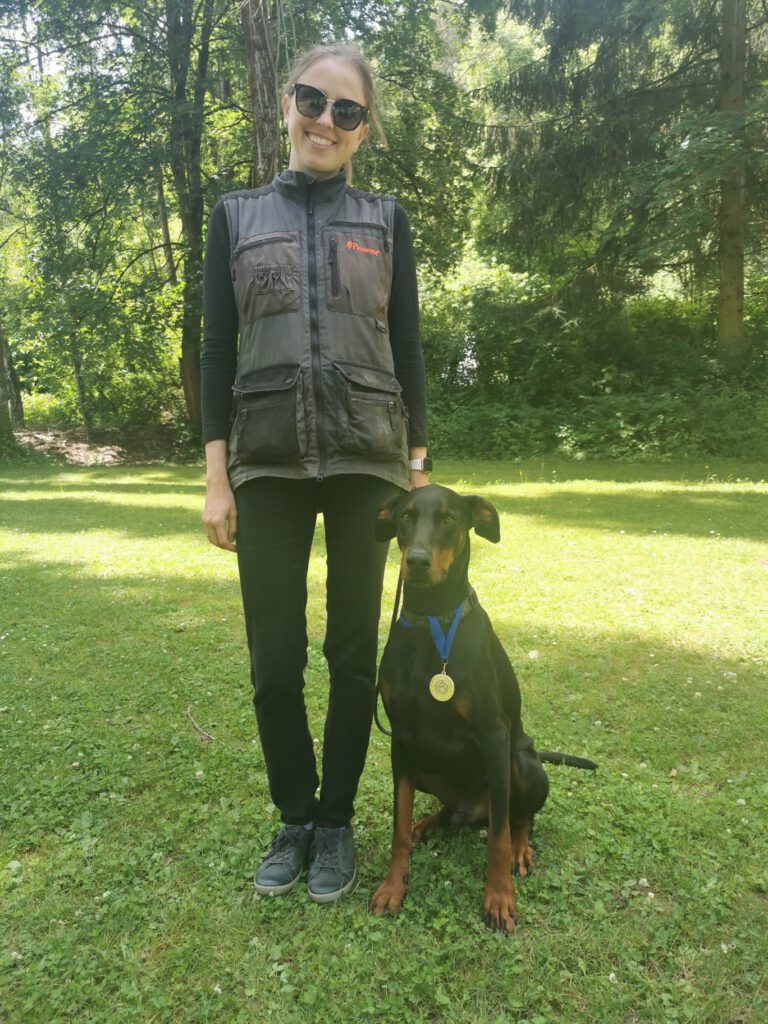 Prüfungsteilnehmerin und ihr Dobermann