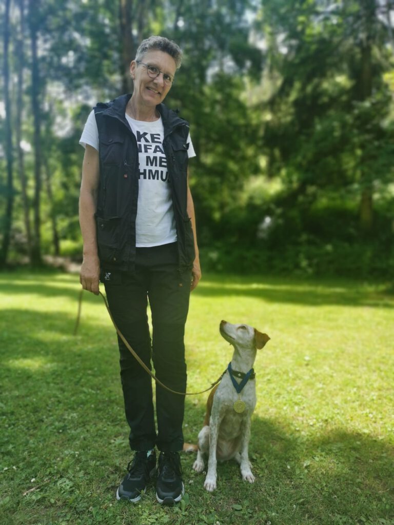 Eine Frau und ihr Hund auf dem Trainingsplatz des VfH