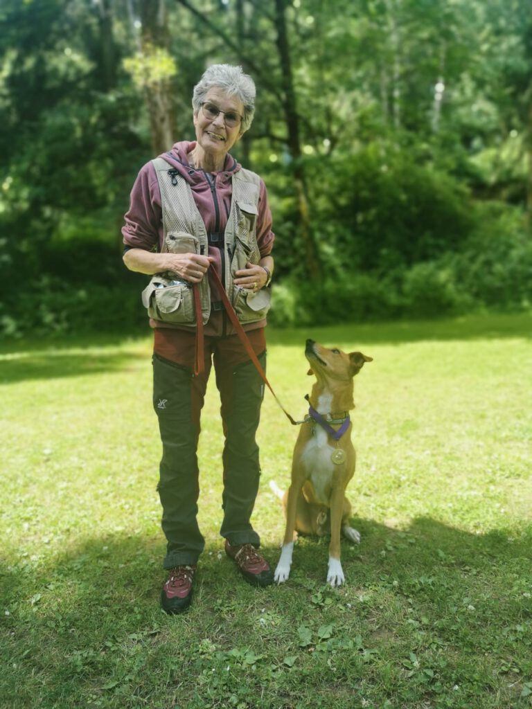 Eine Prüfungsteilnehmerin mit ihrem Hund