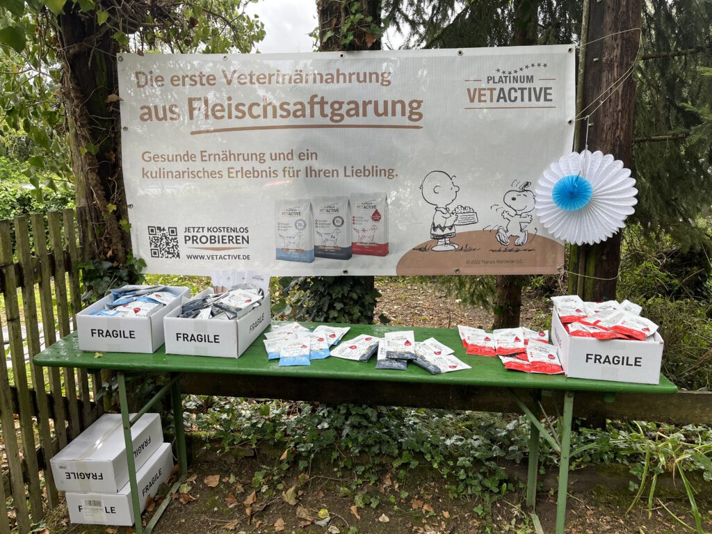 Ein Stand mit Hundefutter