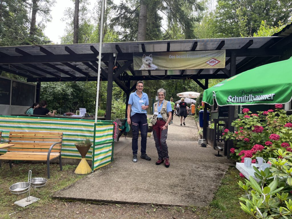 zwei Frauen  beim Sommerfest 2024